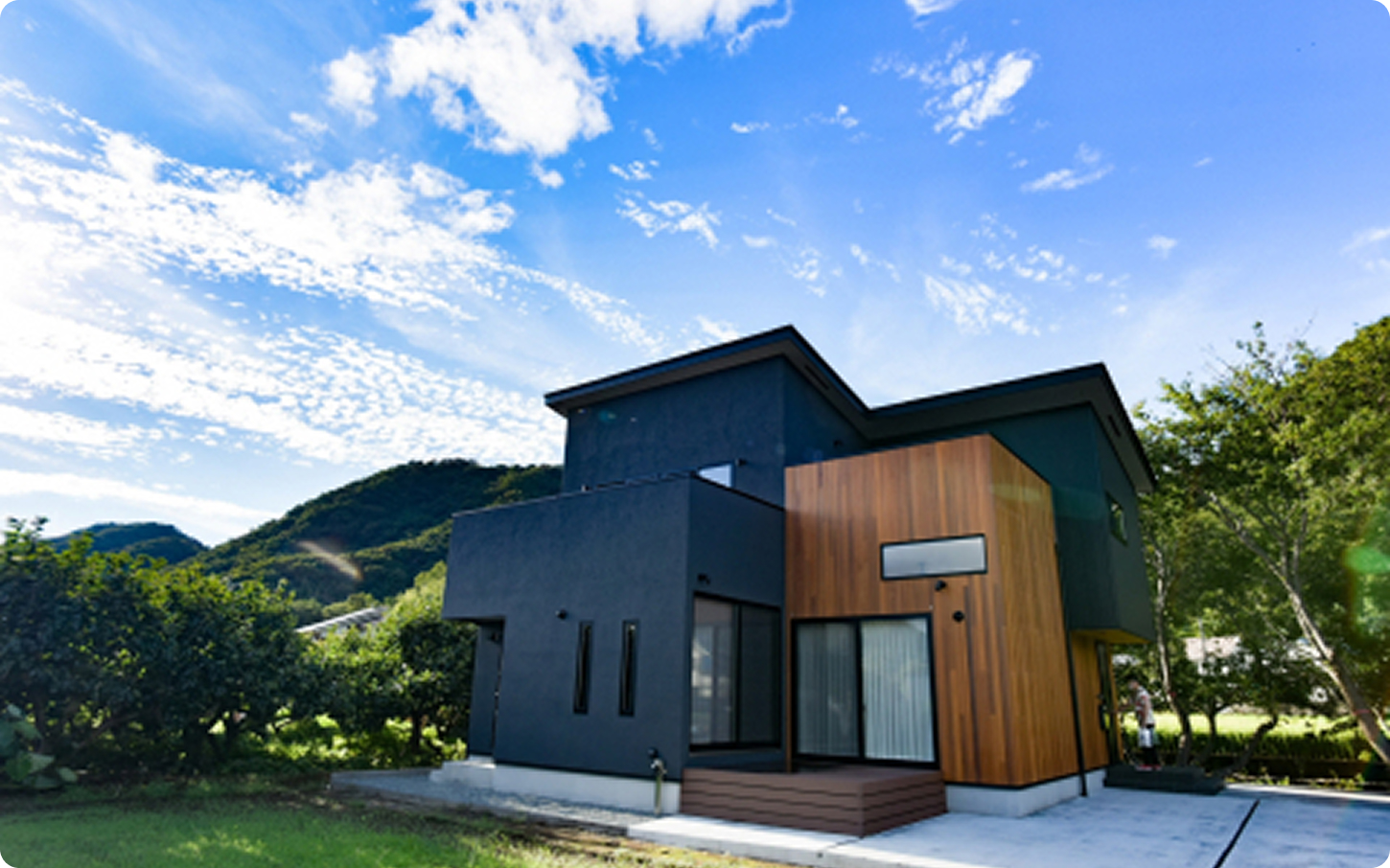 青空の下の住宅写真